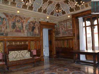 Il salone in stile rinascimentale decorato con tele murarie che rappresentano un trattato di economia